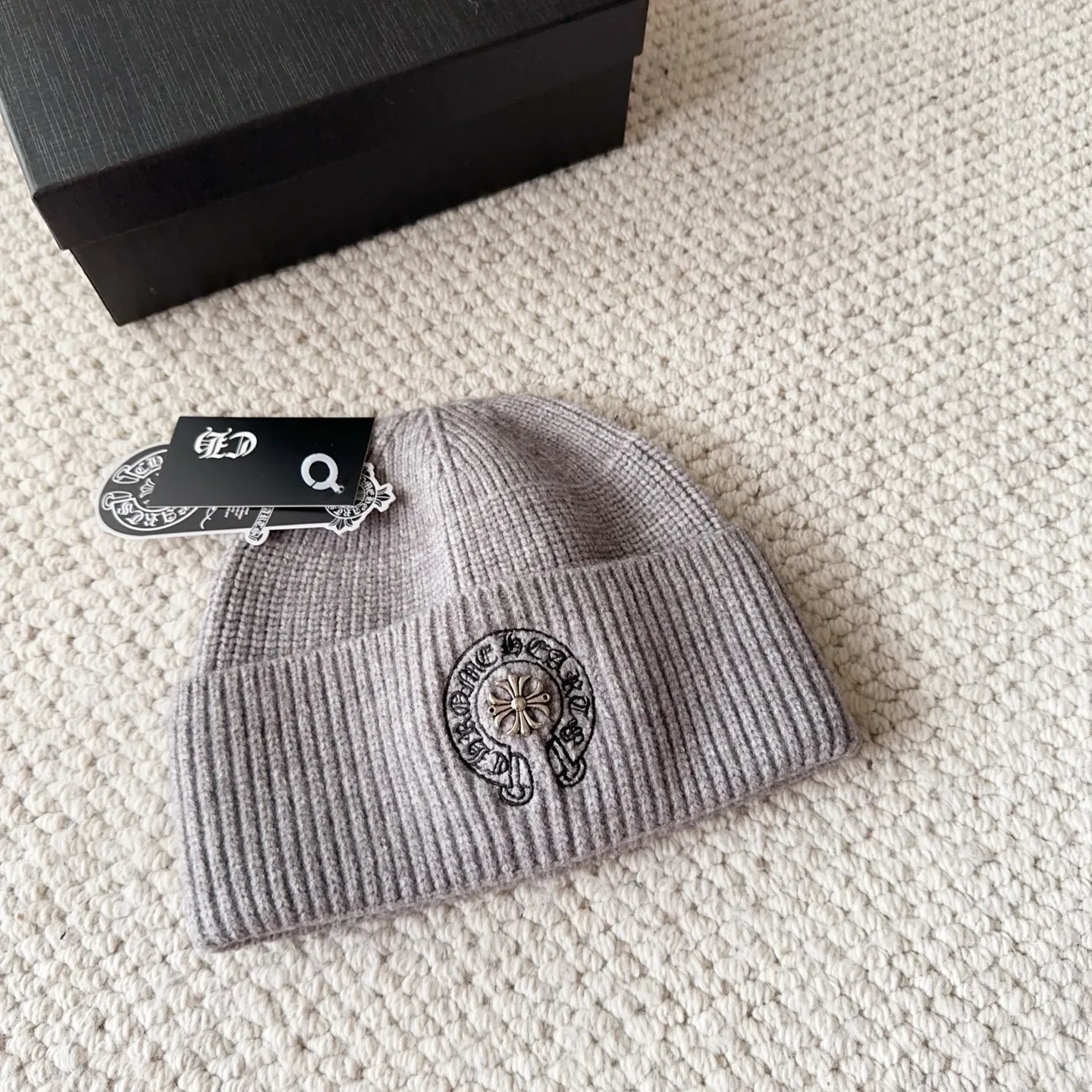 💰60 Crow Heart Autumn and Winter Wool Knitted Beanie This must be a favorite of minimalism. It is clean, neat, fashionable and versatile, and will definitely not be picky about your face shape! A fashionable classic that lasts forever! Fashionable black and white can be purchased together!